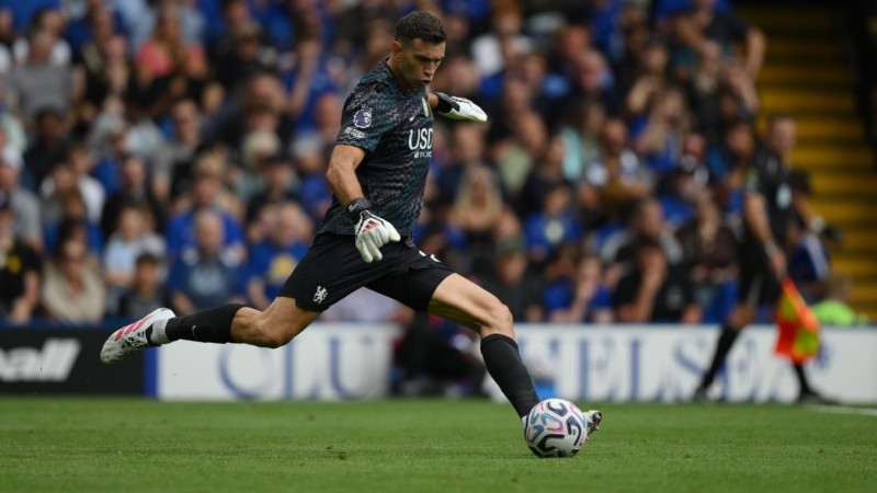 Emiliano Martínez hizo su debut con la camiseta del Chelsea en Londres.