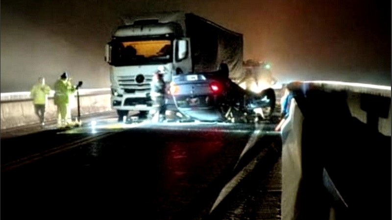 Un camión y un auto chocaron en el puente que une Rosario y Victoria.