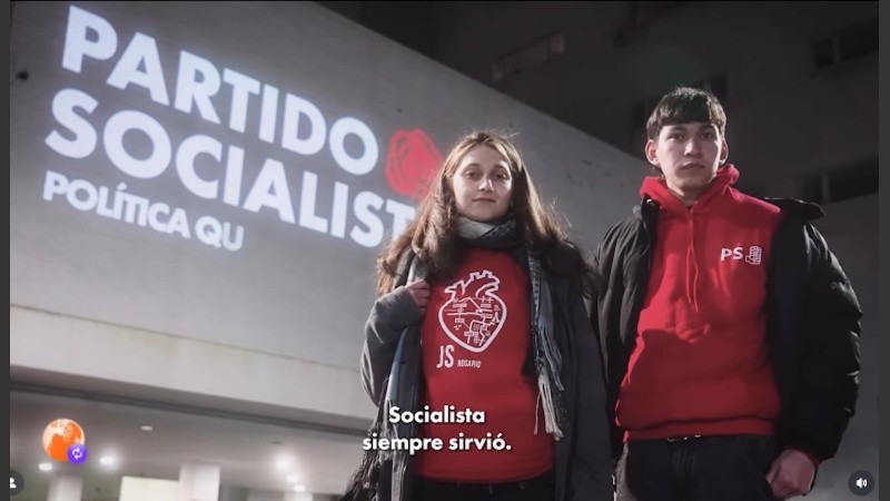 “Somos la resistencia de la política que sí sirve, la demostración de una rebeldía que siempre tuvimos y siempre tendremos. Es hora de que los que creemos que la política sí sirve volvamos con todo”, aseguran en el spot.
