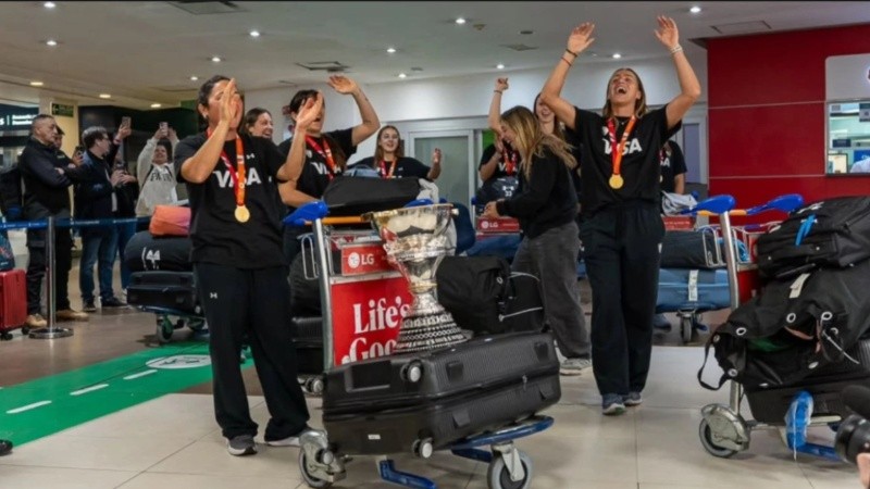 Entre abrazos, fotos y muestras de cariño, las jugadoras compartieron la emoción por regresar a la Argentina.