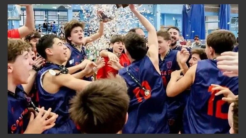 Los pibes festejan el título logrado en Córdoba