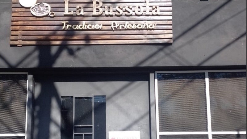 Agentes municipales clausuraron este domingo cerca del mediodía un bar que estaba funcionando como after, en la zona del barrio Refinería.