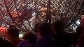 Las cuatro motos terminaron en el fondo de la esfera. (imagen video)