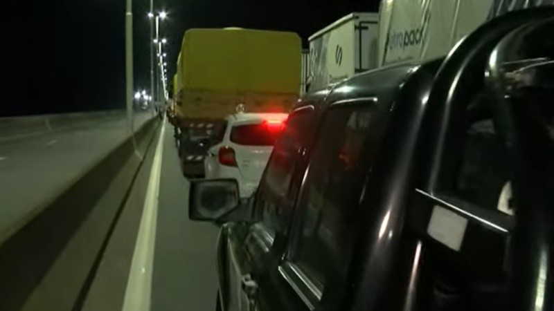 Larga cola en el puente.