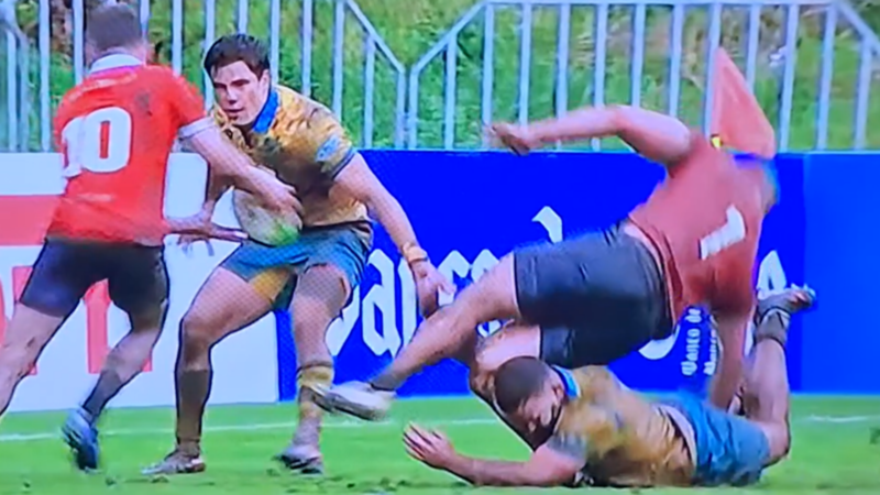 Momento del tackle a destiempo del uruguayo Joaquín Myszca sobre el chileno Emilio Shea (captura de pantalla).