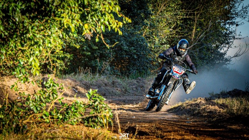 &nbsp;Las motos también aportarán su adrenalina en esta edición histórica del Rally de Hughes. Créditos: @drt.films (DARITO FILMS)
