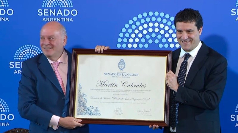 El empresario Martín Cabrales recibiendo la mención de honor del Senado