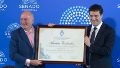 El empresario Martín Cabrales recibiendo la mención de honor del Senado