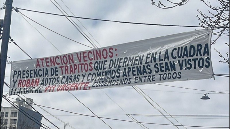 El pasacalle fue colgado en Garay al 1000 de Rosario.