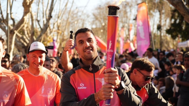 Fede Grabich, uno de los olímpicos de la región, porta la antorcha en Casilda.