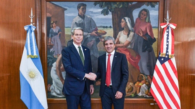 Imagen de archivo de Scott Bessent junto a Luis Caputo durante su visita al país en abril de 2025.
