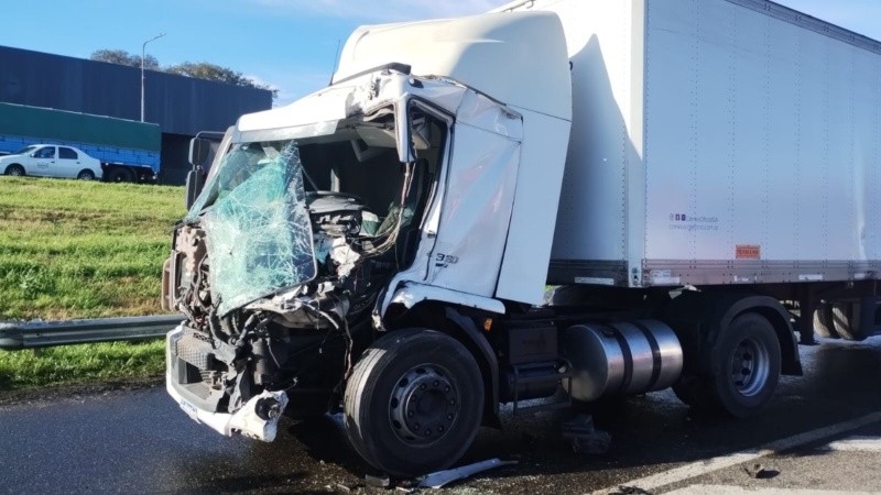 El camión que impactó al otro desde atrás sufrió daños en la cabina.