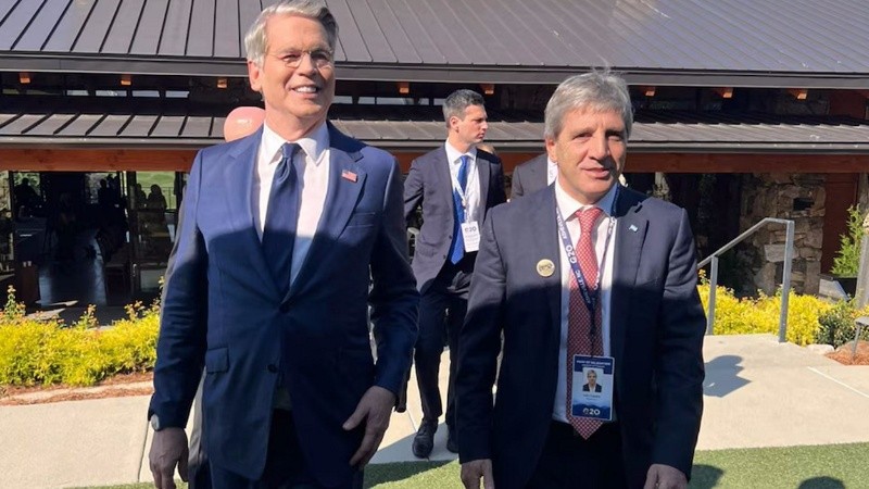 El secretario del Tesoro norteamericano, Scott Bessent, y el ministro de Economía, Luis Caputo, en la cumbre del G-20 en Asheville, Carolina del Norte.