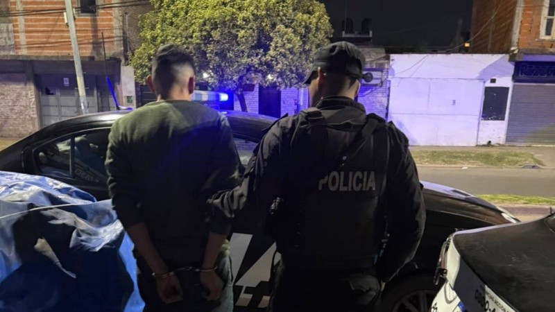 Zeballos, detenido en Batlle y Ordóñez al 1800 por el Comando Radioeléctrico. Foto: CRE.