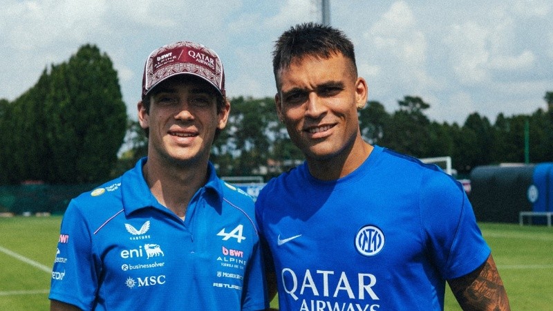Franco Colapinto junto a Lautaro Martínez.