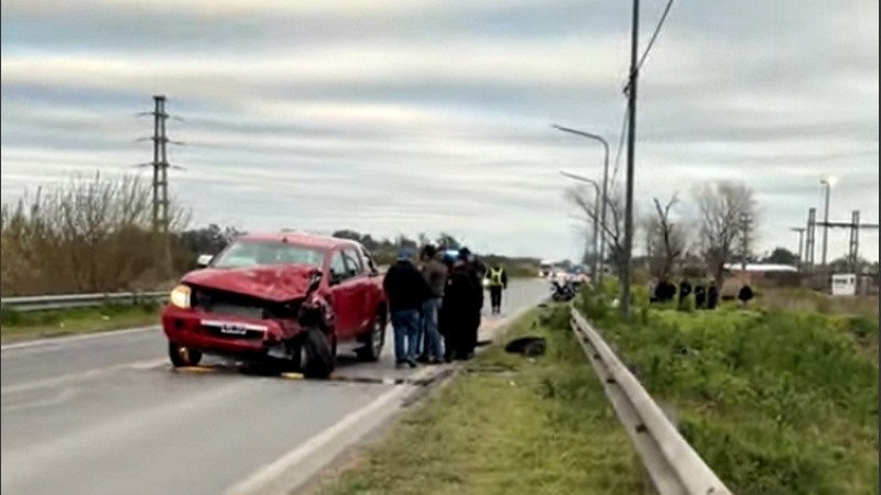 La camioneta que llevó por delante a dos motos.