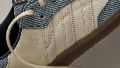 Una versión que combina lona, denim y detalles de textura.
