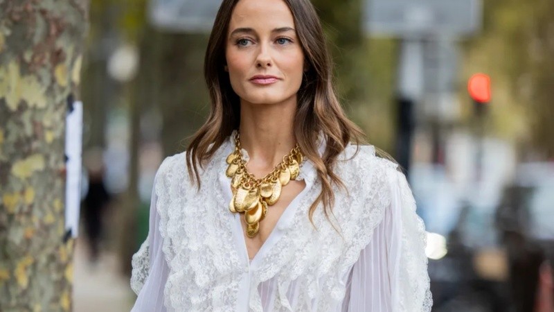 Un outfit que resalta lo mejor de la época con una mirada contemporánea.