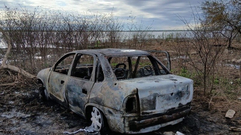 Así fue hallado el auto cerca del río.