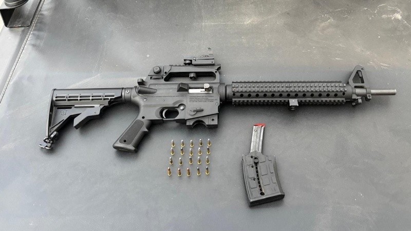 El arma incautada en el operativo.