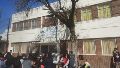 Los padres reclamaban frente a la puerta de la escuela (Radio 2).