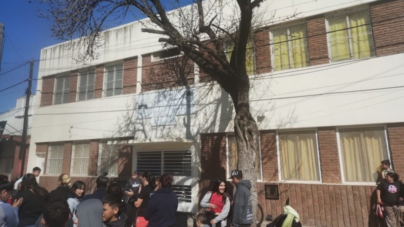 Los padres reclamaban frente a la puerta de la escuela (Radio 2).