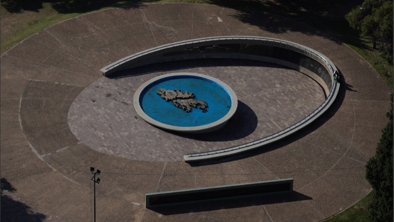 El Cenotafio a los Caídos en Malvinas de Rosario está ubicado en el Parque Nacional a la Bandera (Av. Belgrano 786) y rinde homenaje a los 649 combatientes fallecidos en la guerra de 1982.