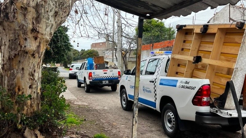 El personal municipal liberó una calle que estaba obstruída en Ludueña.