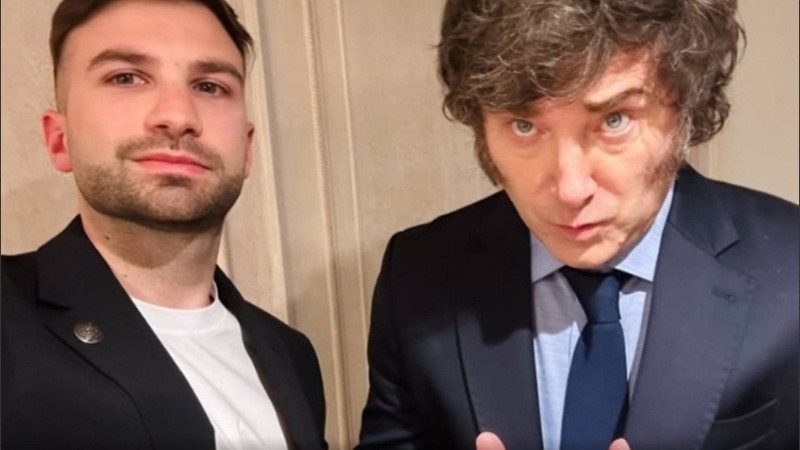 Mauricio Novelli en el Hotel Libertador, con Javier Milei. El lobbista había pedido el apartamiento de los querellantes.