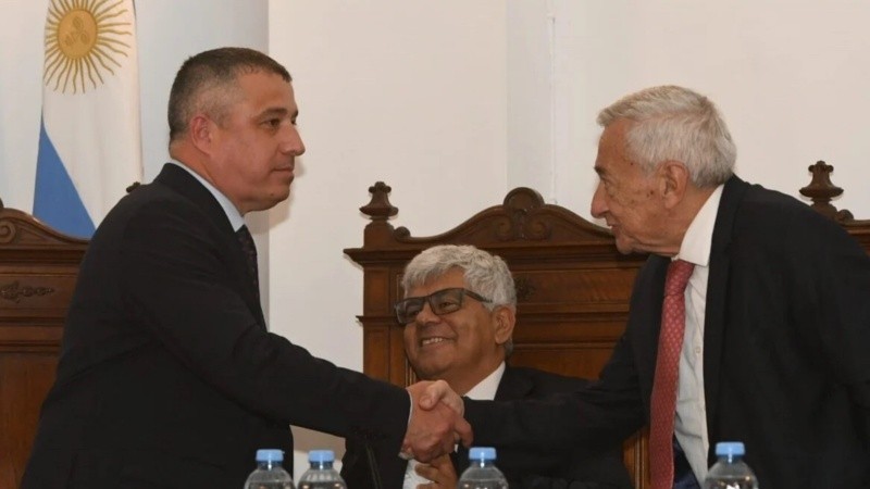 Maciel saluda a Falistocco tras jurar como ministro de la Corte Suprema de Justicia.