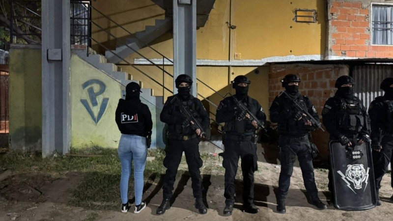 El despliegue policial en los monoblocks de Donado y Mendoza. Foto: PDI.