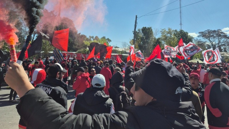 Los hinchas rojinegros en el ingreso al predio de Bella Vista.