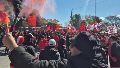 Los hinchas rojinegros en el ingreso al predio de Bella Vista.