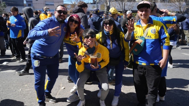 Los hinchas canallas en la previa de otro clásico rosarino.
