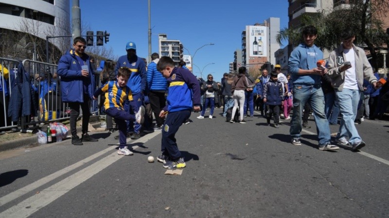 Los hinchas canallas en la previa de otro clásico rosarino.