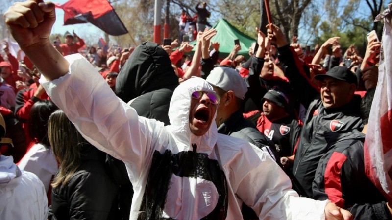 La previa de los hinchas rojinegros en Bella Vista.