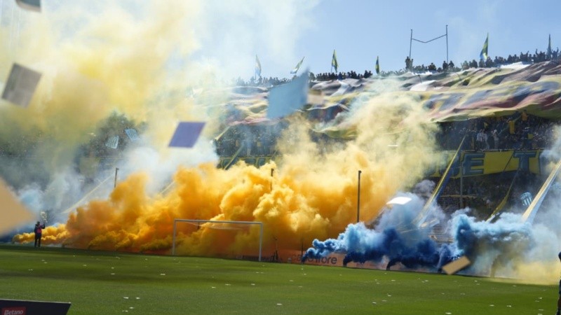 El recibimiento de los hinchas de Central al equipo en el clásico ante Newell's.