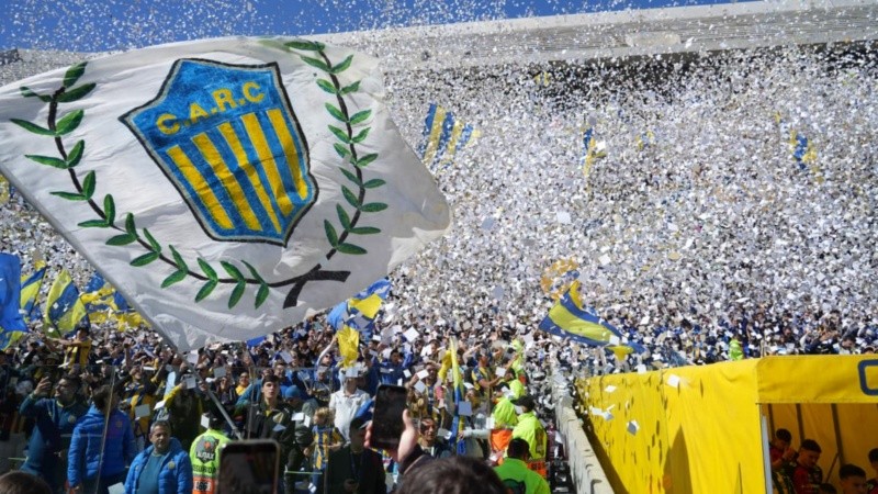 El recibimiento de los hinchas de Central al equipo en el clásico ante Newell's.