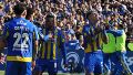 Ávila festeja de cara a la gente su golazo en el clásico (Alan Monzón/Rosario3).