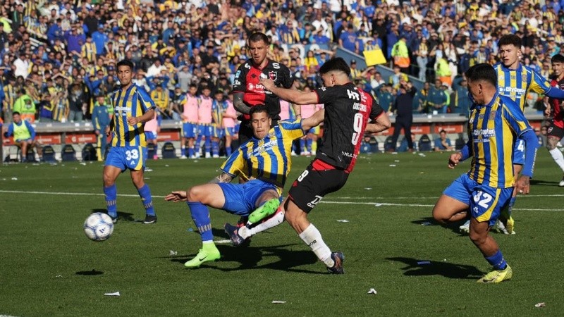 Cóccaro recibió habilitado y no perdonó. (Alan Monzón/Rosario3)