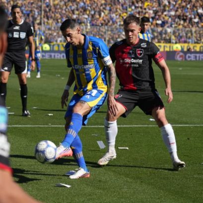 Di María protege la pelota ante la marca de Regiardo: se fue otro clásico rosarino.