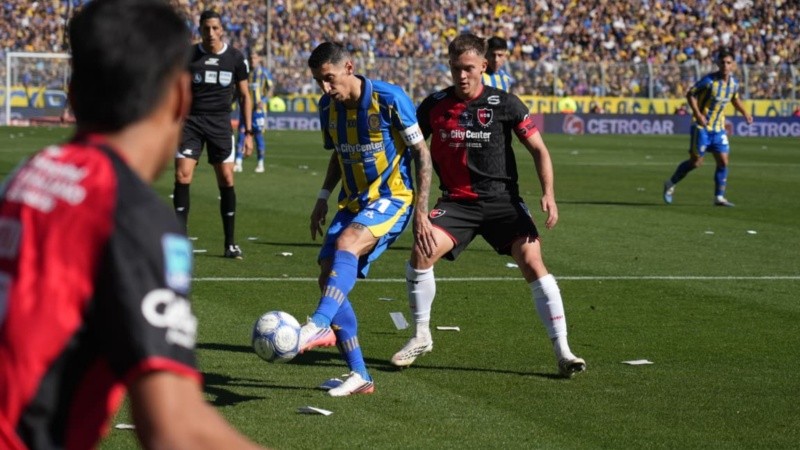 Di María protege la pelota ante la marca de Regiardo: se fue otro clásico rosarino.