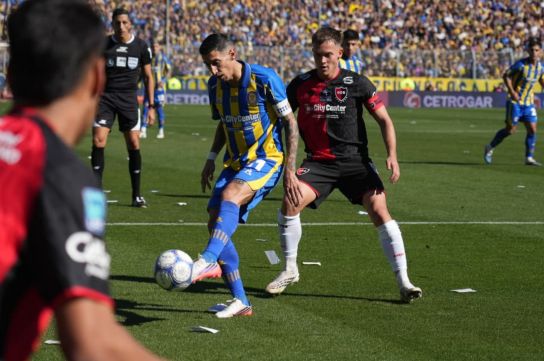 Di María protege la pelota ante la marca de Regiardo: se fue otro clásico rosarino.