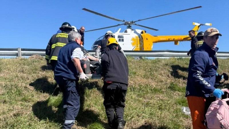 Una mujer con un embarazo de 22 semanas fue evacuada por vía aérea hacia la maternidad de un sanatorio.