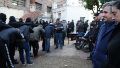 El gobierno de la Provincia trasladó este lunes a más de 100 detenidos varones que permanecían alojados en comisarías de Rosario hacia distintas unidades penales.