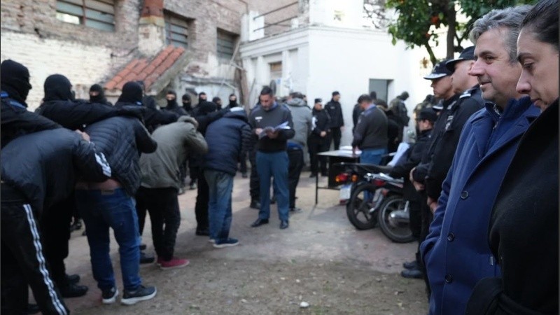 El gobierno de la Provincia trasladó este lunes a más de 100 detenidos varones que permanecían alojados en comisarías de Rosario hacia distintas unidades penales.