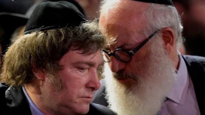 El presidente Javier Milei junto a Eduardo Elsztain en el festival judío Hanukkah, en Buenos Aires, en 2023.