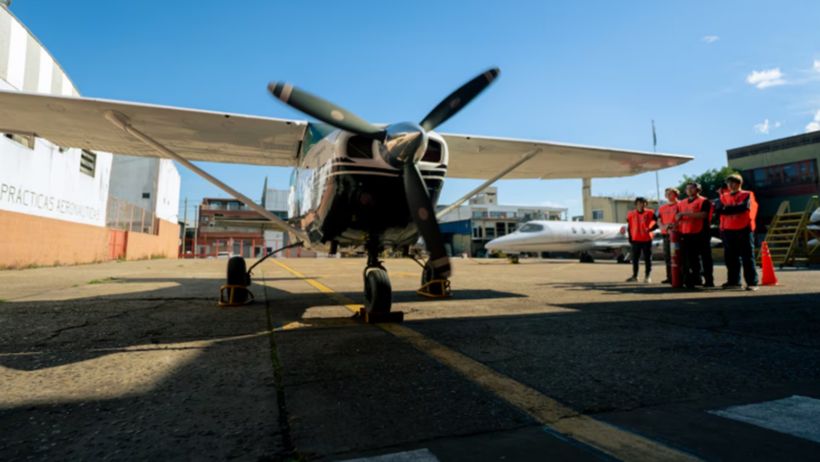 La avioneta incautada en Santa Fe que fue trasladada a Villa Luzuriaga.