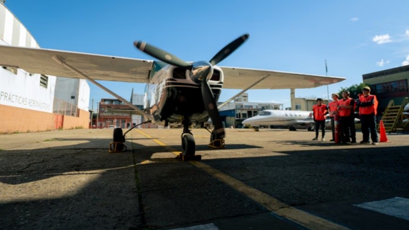 La avioneta incautada en Santa Fe que fue trasladada a Villa Luzuriaga.