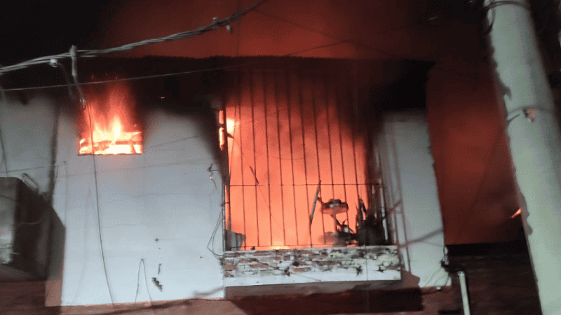 La planta alta de la propiedad completamente tomada por el fuego.